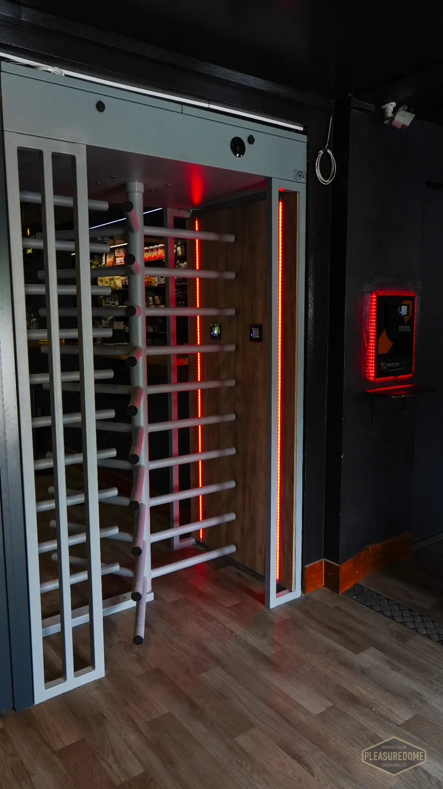 Beléptető forgókapu LED világítással és kártyaolvasóval a Pleasuredome Fitness Club bejáratánál