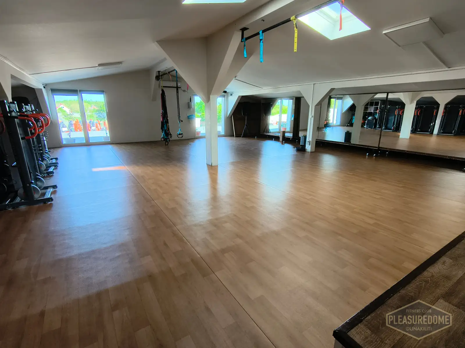 Csoportos óra terem tágas fa burkolatú padlóval és tükrös fallal a Pleasuredome-ban