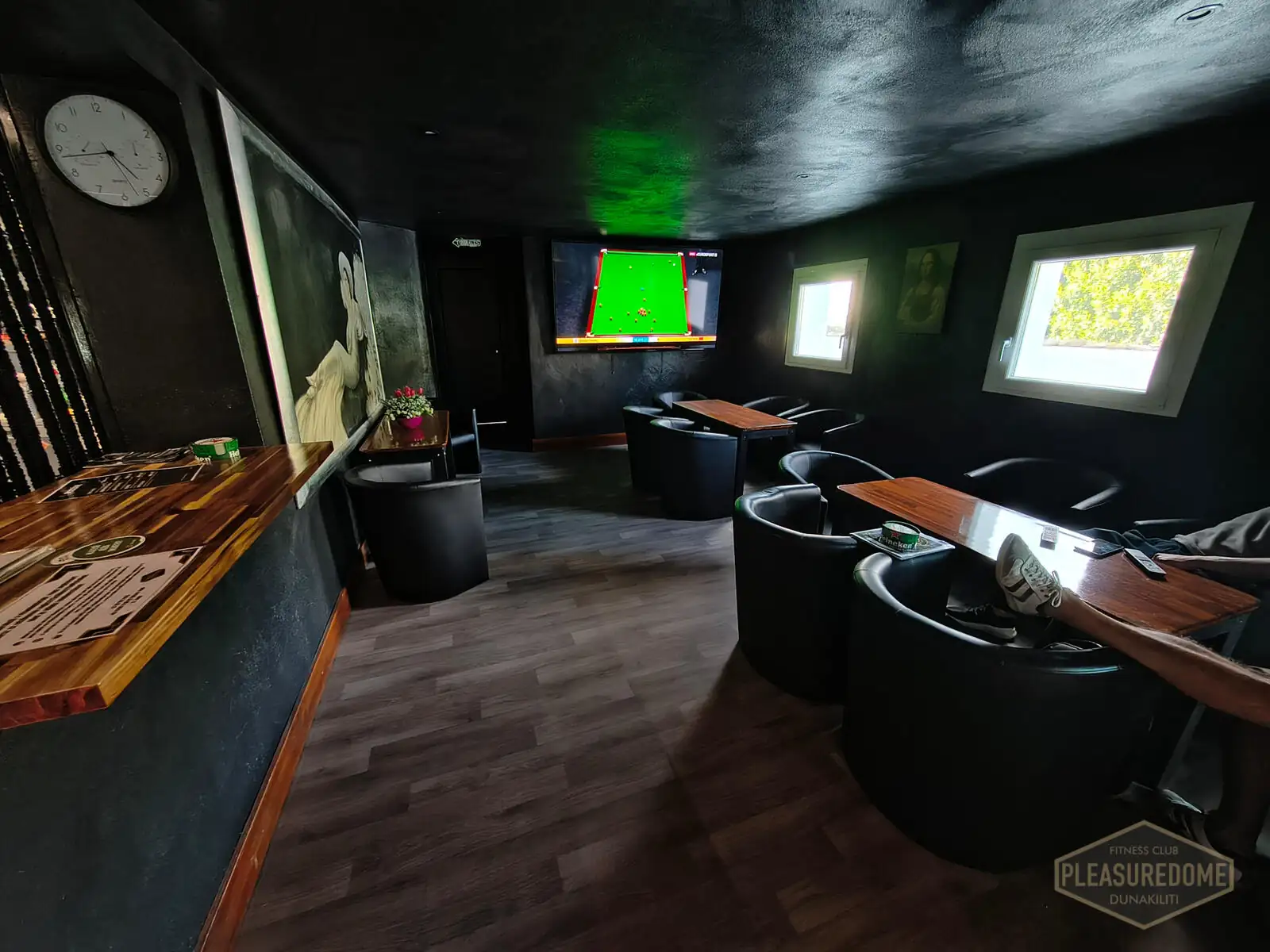 Pleasuredome Fitness Club lounge sportközvetítéssel, fekete fotelekkel