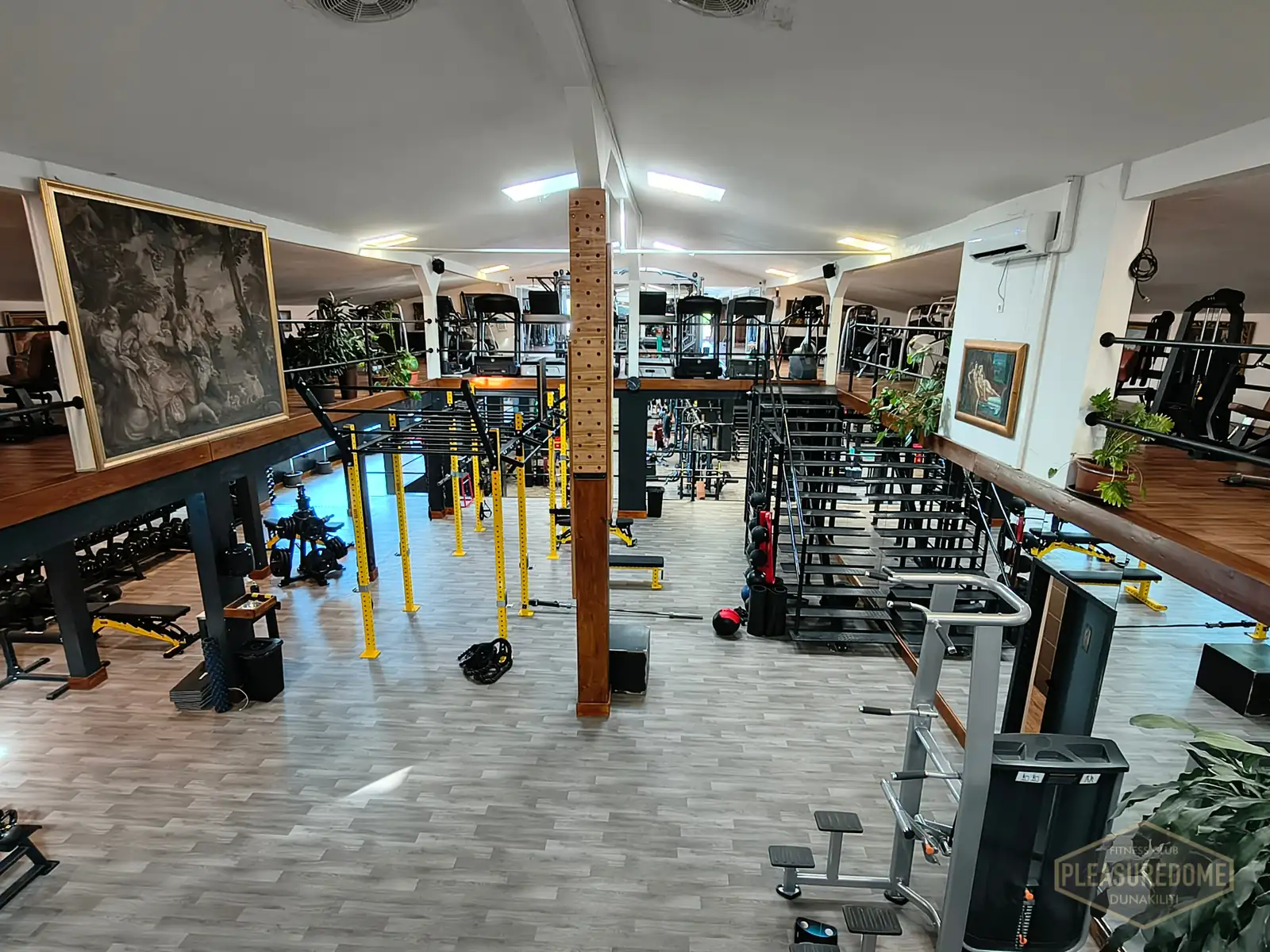 Pleasuredome Fitness Club Dunakiliti — felső nézet a kétszintes edzőtérről, funkcionális zónával és galériával