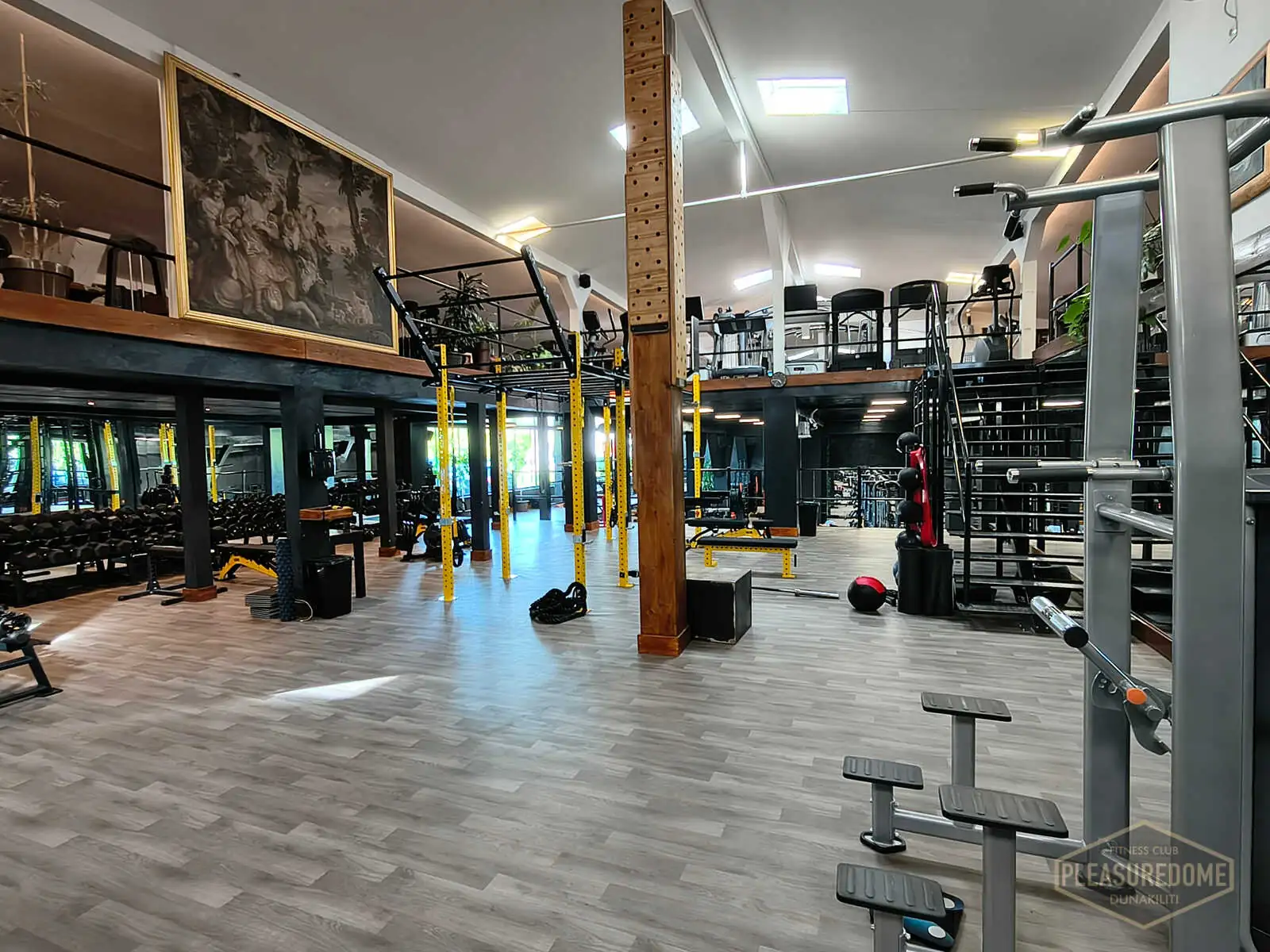Pleasuredome Fitness Club Dunakiliti — kétszintes edzőterem galériás kialakítással, erősítő gépekkel és súlyzókkal